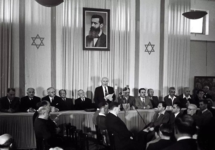 14 Mayıs 1948'de İsrail'in ilk başbakanı David Ben Gurion İsrail'in bağımsızlığını ilan etti.