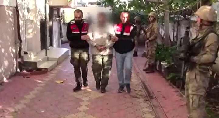 Yapılan opreasyonlar neticesinde gözaltına alınan şahıslar emniyete götürüldü. -DHA