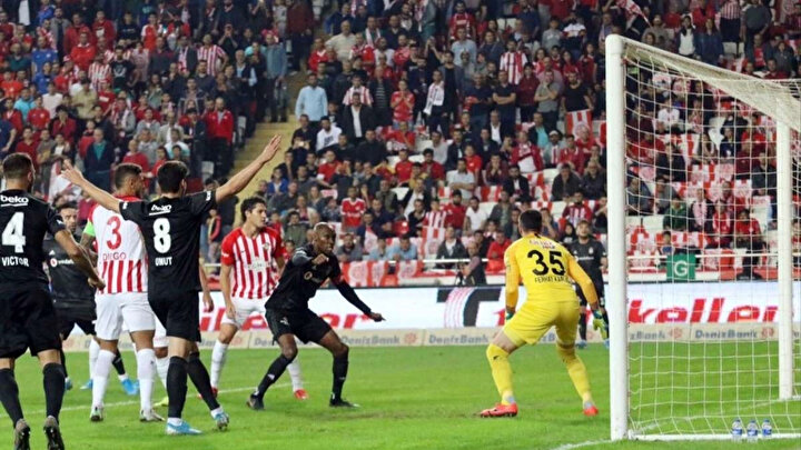 Atiba Hutchinson, Antalyaspor maçında %90 pas isabet oranıyla oynadı.