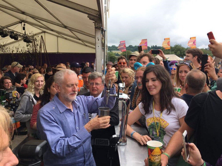 2015 yılında İşçi Partisinin başına geçen Corbyn en büyük desteği gençlerden alıyor.