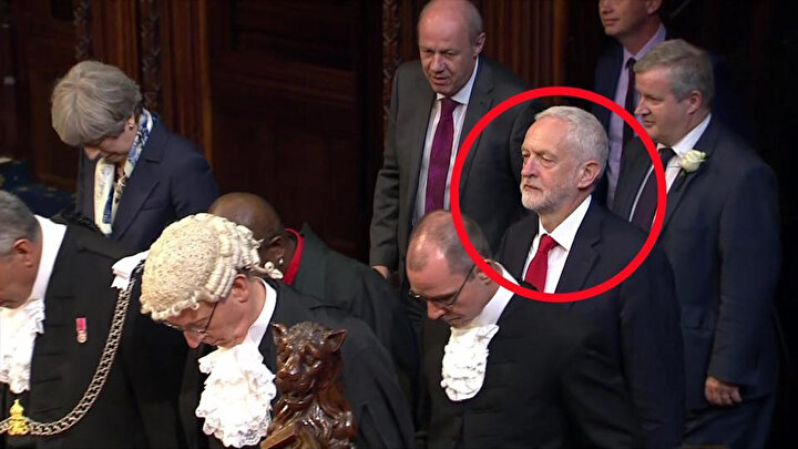 Jeremy Corbyn, Britanya parlamentosu üyesi, İşçi Partisi lideri ve ana muhalefet lideri vasfıyla girdiği Buckingham Sarayı'nda, Kraliçe'ye boğun eğmedi, selamlama yerine göz kırpmakta yetinerek eleştiri oklarının hedefi haline gelmişti.