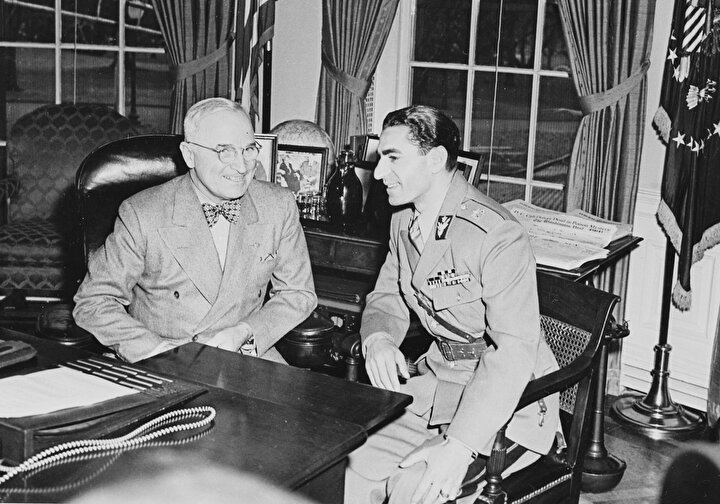 ABD Başkanı Harry Truman (solda), İran Şahı Muhammed Rıza Pehlevî ile... ABD, 38 yıllık iktidarı boyunca Şah'ın en büyük müttefiki durumundaydı.