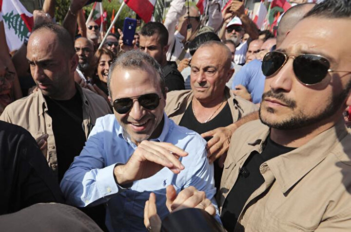 Dışişleri Bakanı Cibran Basil destekçilerini selamlarken görülüyor.