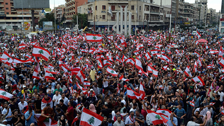 Lübnan'da WhatsApp'a vergi getirme girişimine tepki olarak başlayan gösteriler, Başbakan Hariri'nin istifasına rağmen devam ediyor.