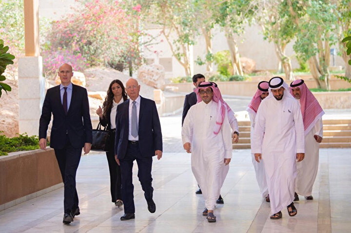 Suudi Arabistan Veliaht Prensi Muhammed Bin Selman'a ait MiSK Vakfının yöneticisi Bedir el-Asakir. (sağdan ikinci)