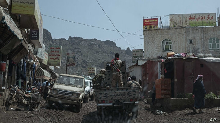 Birleşik Arap Emirlikleri tarafından asker ve silah desteği sağlanan birlikler Yemen'de devriye geziyor.