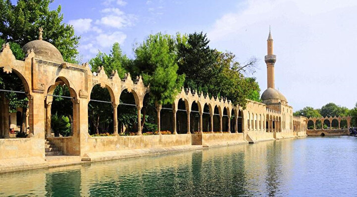 Melikü’l-Eşref'in yaptırdığı Halilurrahman cami.