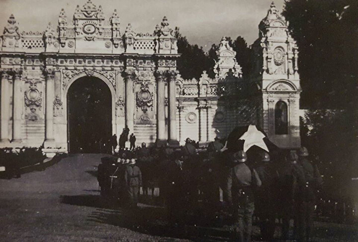 Atatürk'ün cenazesi Dolmabahçe'den çıkarılıyor.