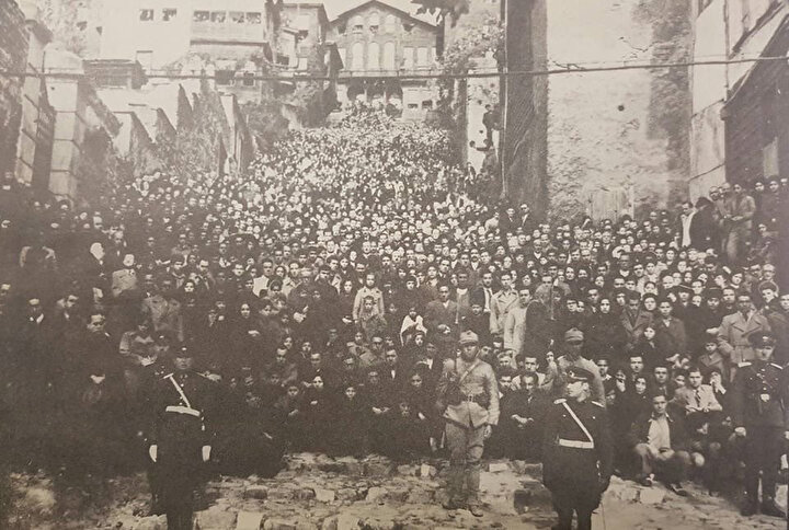 Halk cenazenin arkasından Gülhane Parkı'na yürüdü.