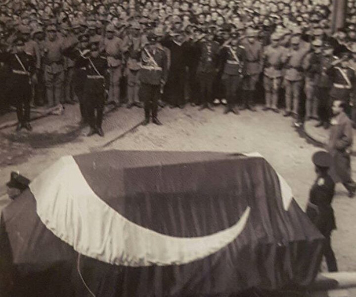 Atatürk'ün cenazesi Ankara'ya götürüldü.