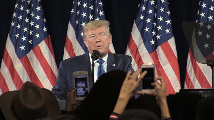 ABD Başkanı Donald Trump konuşma yaptığı sırada görünüyor.
