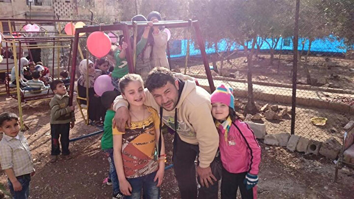 Ala ve barınağın yakınında inşa edilen parkta oynayan çocuklar.
