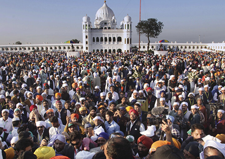 Sihler, Sihizm'in kurucusu Baba Guru Nanak'ın doğumunun 550. yıl dönümünde Pakistan'da Kartarpur tapınağında.