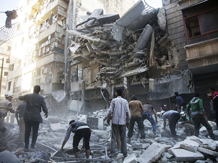 2016 yılında Halep'in yoğun bombardıman altında tutulduğu dönemde enkaz altında kalanlara ulaşmaya çalışan bölge halkı.