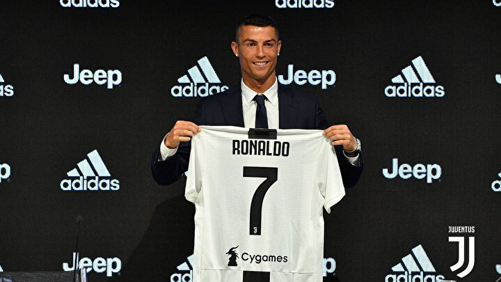 Cristiano Ronaldo'nun Juventus'a transferi tarihin en pahalı transferleri listesinde de kendine yer buldu.