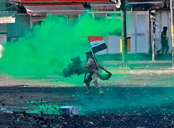 Irak güvenlik güçleri, göstericilere göz yaşartıcı gaz ve sis bombalarıyla müdahale etmeyi sürdürüyor.