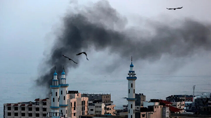 İsrail'in hava saldırıları sonrası Gazze Şeridi'nden dumanlar yükseliyor.