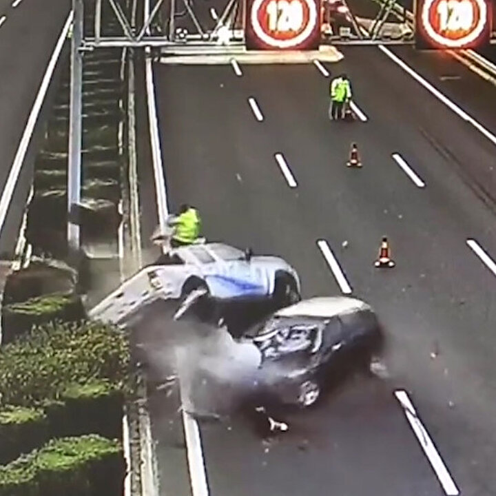 Kontrolü kaybeden sürücü trafik polislerinin aracına böyle çarptı