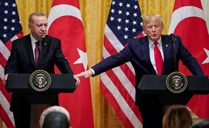 Temaslarda bulunmayı sevdiğini bildiğimiz Trump'ı bu karede Erdoğan'ın eline dokunurken görüyoruz. Reuters