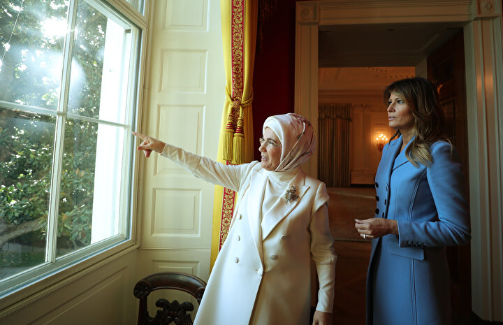 Emine Erdoğan, Beyaz Saray gezisi sırasında Melania Trump'a bir şey işaret ediyor.