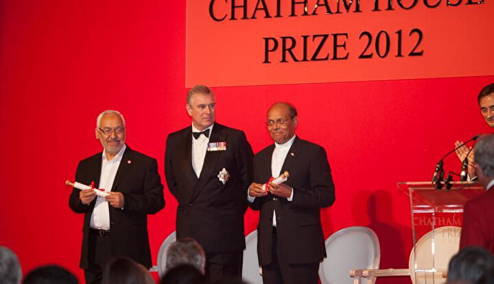 Gannuşi, (solda) Cumhurbaşkanı Munsif Merzuki (en sağda) ile 2012'de Chatham House Ödülü'ne layık görüldü.