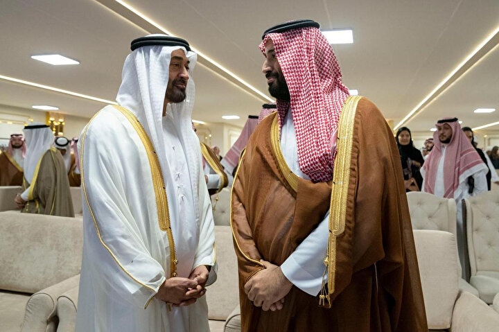 Prens Muhammed bin Zayed (solda) Suudi veliaht Prens Selman'la birlikte.