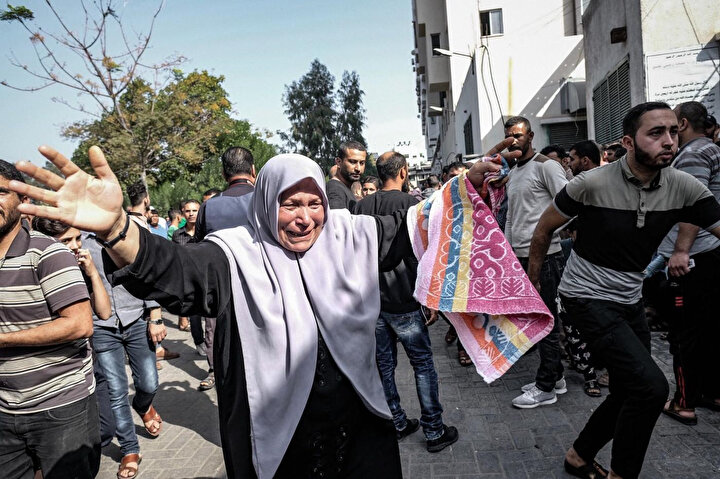 Eşi ve iki oğlu İsrail'in dünkü hava saldırılarında öldürülen Filistinli bir anne.