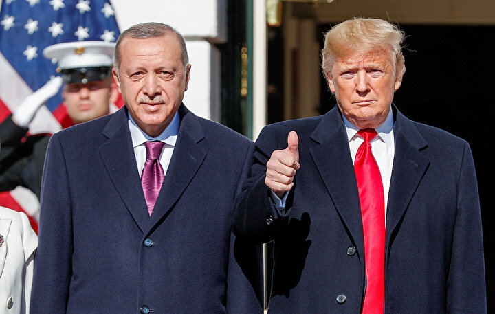Cumhurbaşkanı Erdoğan'ı resmi törenle karşılayan Trump objektiflere 'okey işareti yaparak' poz verdi. Reuters