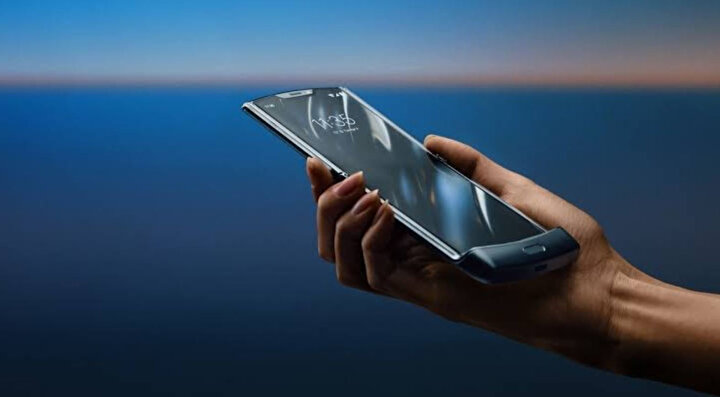 Yenilenen Motorola Razr, Samsung ve Huawei'ye boy gösteriyor.