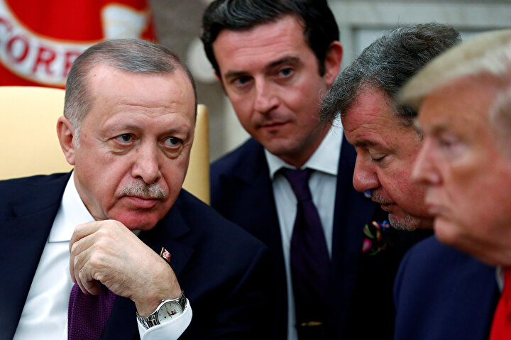 Görüşme sürerken Cumhurbaşkanı Erdoğan, Trump'a ciddiyetle bakıyor.