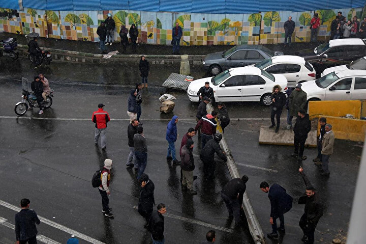 Benzin fiyatlarının artmasına tepki gösteren protestocular Tahran'a giden yolları kapattı.
