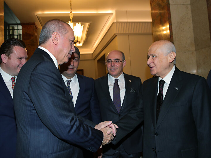 Cumhurbaşkanı Erdoğan ile MHP lideri Bahçeli tokalaşırken