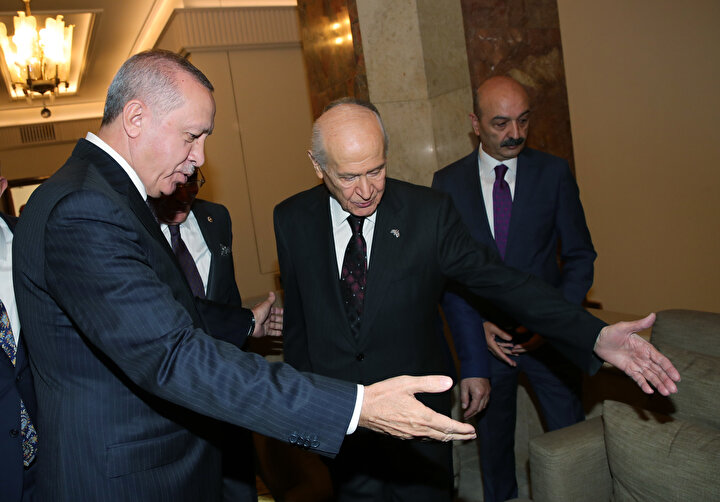 Erdoğan ile Bahçeli birbirlerini buyur ediyorlar