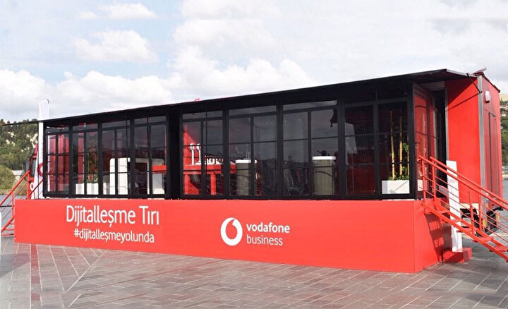 Vodafone Dijitalleşme Tırı, gezdiği her şehirdeki işletmelere 'dijital çözümler' sunuyor.
