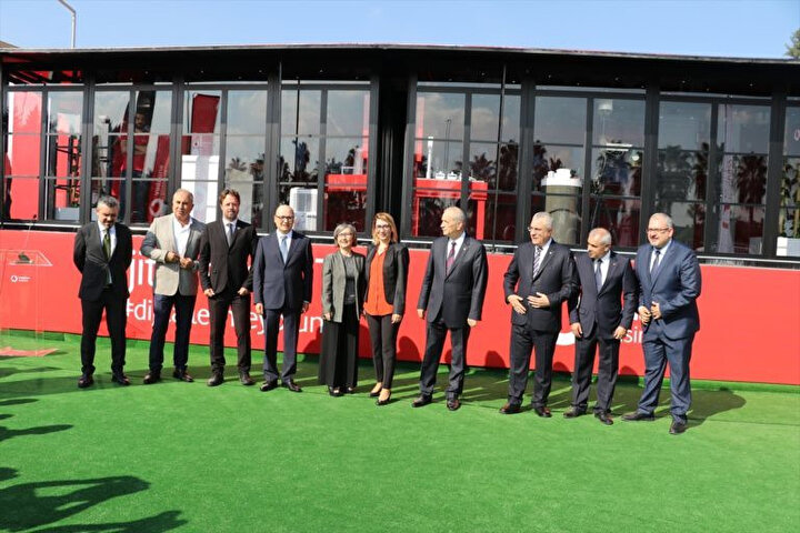 Vodafone Dijitalleşme Tırı, Adana'dan bu şekilde yola çıkmıştı.