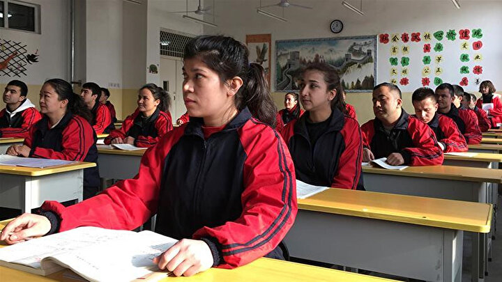 Kaşgar'daki bir Çince eğitim merkezinde Uygur Türkleri zorunlu olarak Çince dersi alıyor.