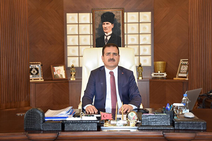 Vali ve Belediye Başkan Vekili İdris Akbıyık.