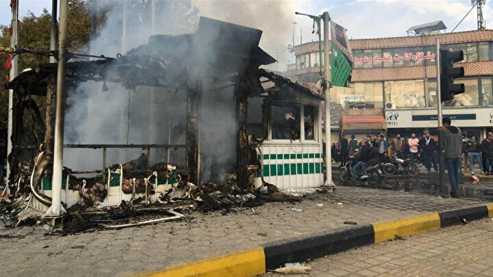 ABD yaptırımlarının da etkisiyle ekonomik kriz yaşayan İran'da benzin zamları bardağı taşıran son damla oldu.