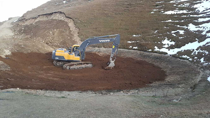 Dipsiz Göl'de iş makineleri çalışırken