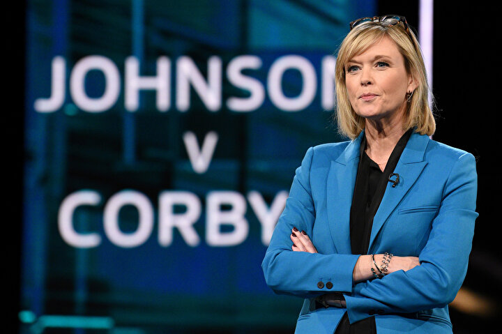 Canlı yayının moderatörlüğünü Julie Etchingham gerçekleştirdi.