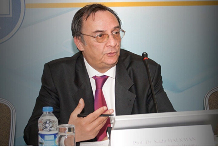 Prof. Dr. Kadir Halkman konuşma yaparken görünüyor.