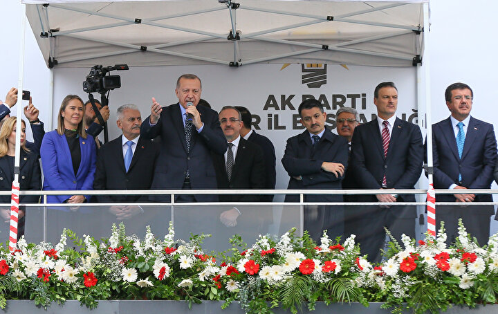 Cumhurbaşkanı Erdoğan'a konuşması sırasında Binali Yıldırım'da eşlik etti.