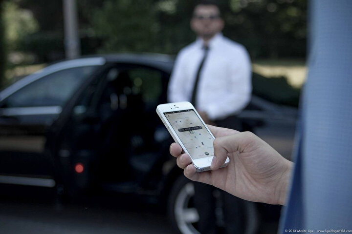 Uber, akıllı telefon uygulamasını kullanmak için ilk olarak hizmete üye olmak gerekiyor