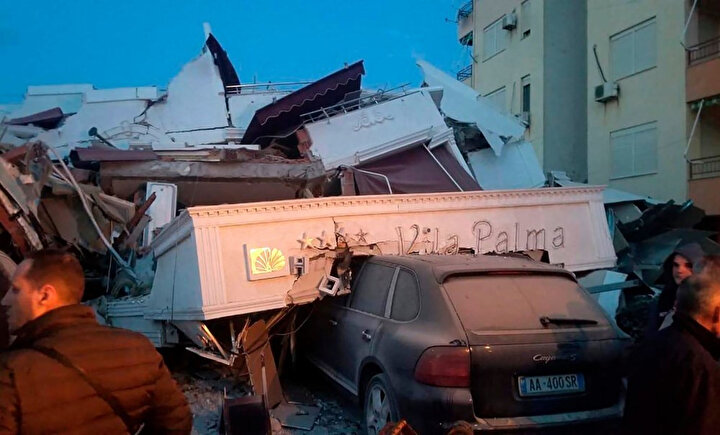 Deprem çok sayıda binaya ve raca zarar verdi.