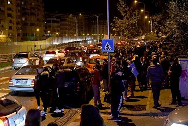 Evine giremeyen vatandaşlar sokaklarda kaldı.