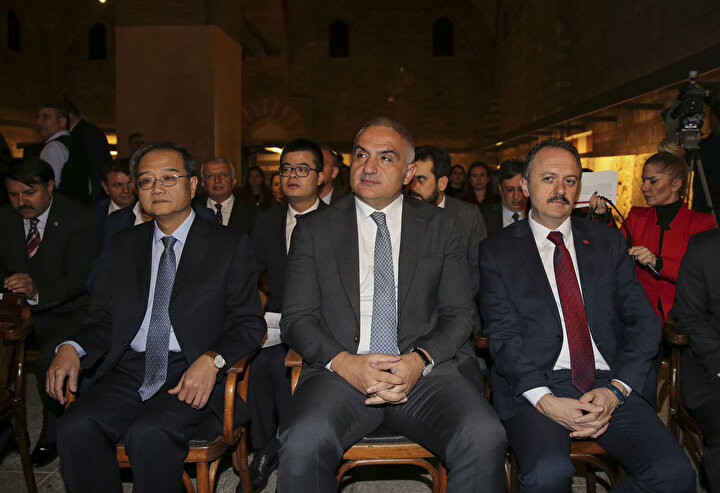 Kültür ve Turizm Bakanı Mehmet Nuri Ersoy ve Çin'in Ankara Büyükelçisi Deng Li'nin katılımlarıyla düzenlenen törende eserleri Çin'e teslim etti.