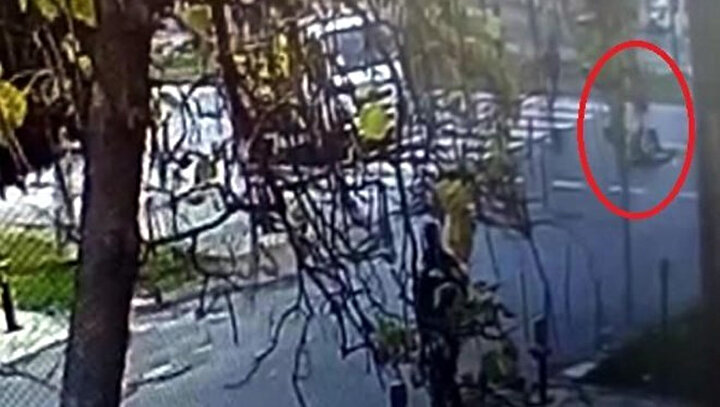 Kırmızı ışıkta yaya geçidinden geçerken olay anından görüntü