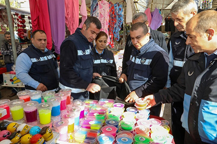 Zabıtalar semt pazarında slime hamurlarını tezgahlardan toplarken