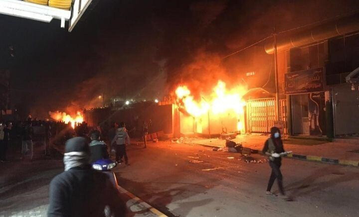 Göstericiler ''İran, Irak'tan defol'' sloganları attı.