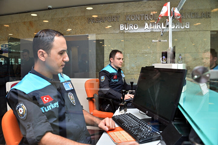 Pasaport kontrolü yapan polislerin Yolcu Memnuniyeti Ölçme ve Değerlendirme Anket Çalışması kapsamında kıyafetleri değiştirildi.
